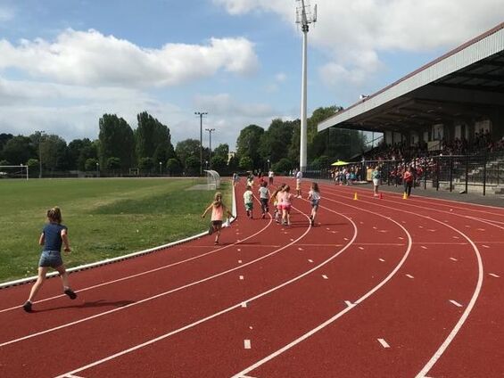 Stade de la liberté de Cambrai, épreuves d’athlétisme le lundi 1er juillet 2019 pour les élèves du R.P.I.