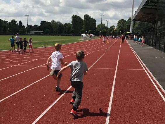 Stade de la liberté de Cambrai, épreuves d’athlétisme le lundi 1er juillet 2019 pour les élèves du R.P.I.