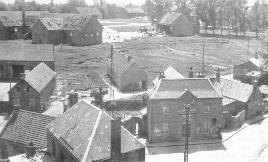 Vue des avions sur les pistes d'Haynecourt derrière l'ancienne école 
