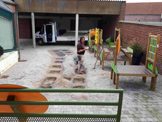 Installation d'un jeu éducatif à l'école maternelle, fin octobre 2017
