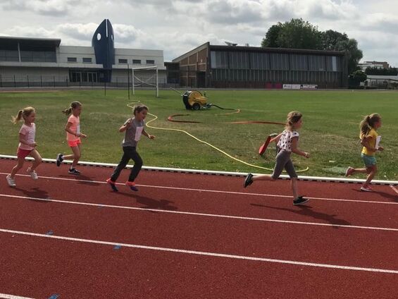 Stade de la liberté de Cambrai, épreuves d’athlétisme le lundi 1er juillet 2019 pour les élèves du R.P.I.