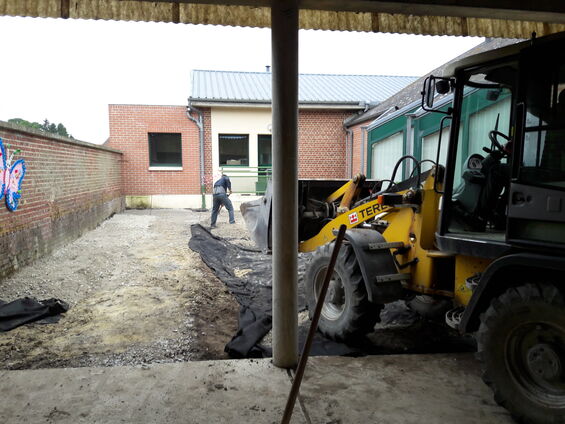 Travaux dans la cour de l'école, Juillet 2016