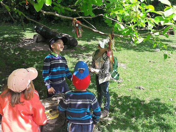 Les jeunes enfants sont ravis de découvrir des petites curiosités.