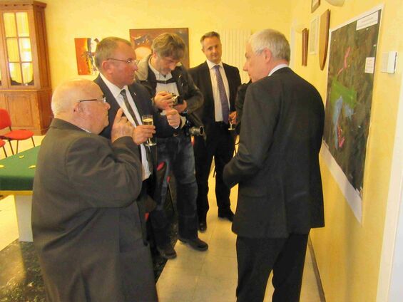 Mercredi 22 novembre 2017, Signature de cession des pistes et alvéoles à Haynecourt