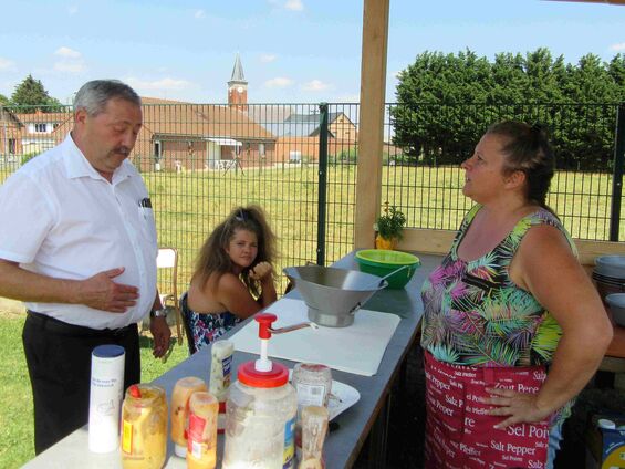 Dimanche 8 juillet 2018, Ducasse à Haynecourt ... Claude Lerclercq, maire de Sancourt vient féliciter Cathy