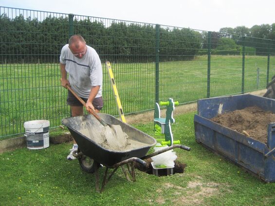 Installation d'une aire de jeux pour les petits à Haynecourt en juillet 2014