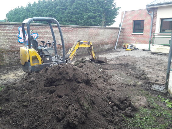Travaux dans la cour de l'école, Juillet 2016