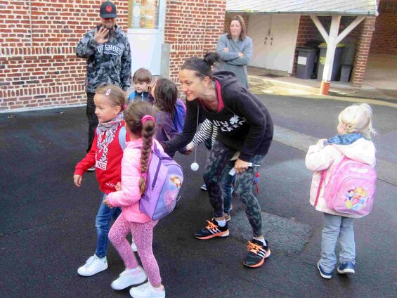 Vendredi 9 juin 2017, départ des élèves de maternelle pour le parc Mosaïc d'Houplin-Anscoine