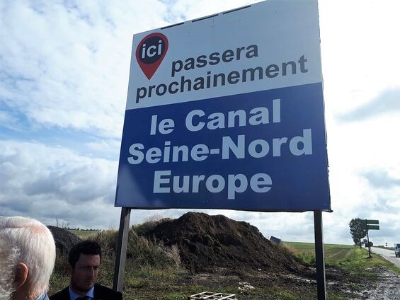 Vendredi 15 septembre 2017, sur la route entre Haynecourt et Marquion, pose du panneau d'information.