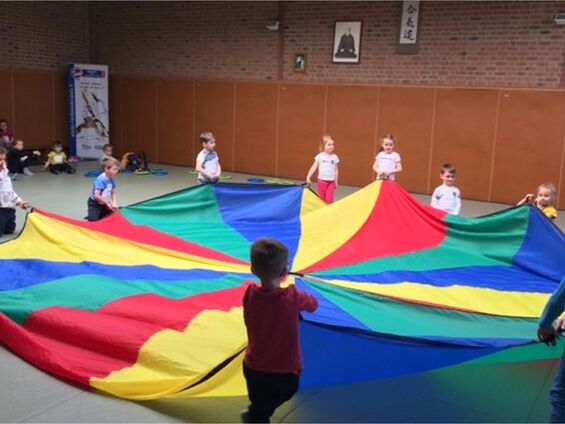 Jeudi 4 avril 2019, Les élèves de maternelle d'Haynecourt au Gymnase Carpentier de Cambrai ... Vive le sport avec l'USEP !