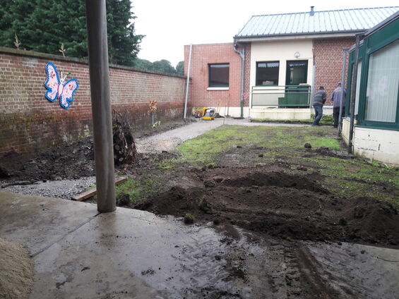 Travaux dans la cour de l'école, Juillet 2016