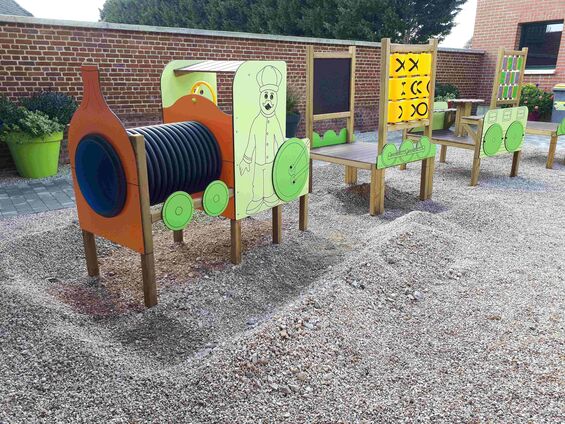 Installation d'un jeu éducatif à l'école maternelle, fin octobre 2017