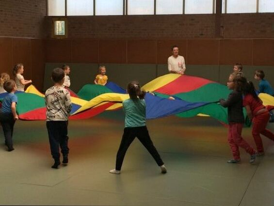Jeudi 4 avril 2019, Les élèves de maternelle d'Haynecourt au Gymnase Carpentier de Cambrai ... Vive le sport avec l'USEP !