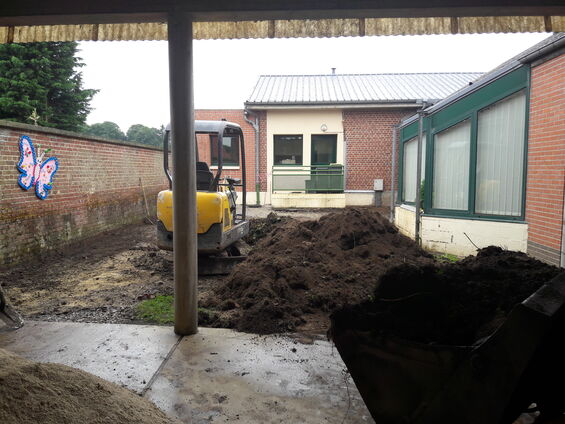 Travaux dans la cour de l'école, Juillet 2016