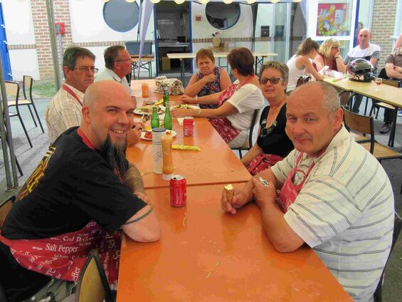 Dimanche 9 juillet 2017, petit moment de répit pour les bénévoles du Comité des Fêtes lors de la ducasse d'Haynecourt