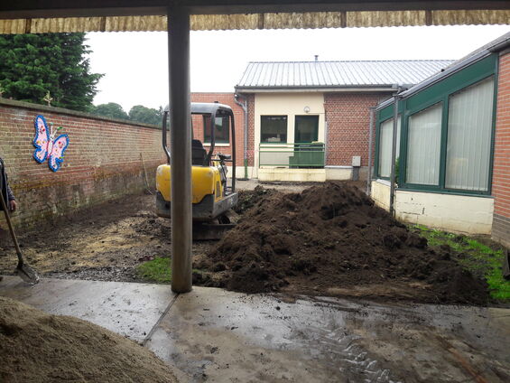 Travaux dans la cour de l'école, Juillet 2016