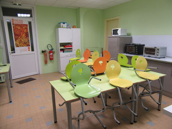 Travaux d'embellissement de la cantine scolaire d'Haynecourt en août 2015