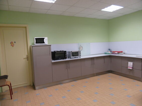 Travaux d'embellissement de la cantine scolaire d'Haynecourt en août 2015