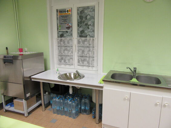 Travaux d'embellissement de la cantine scolaire d'Haynecourt en août 2015
