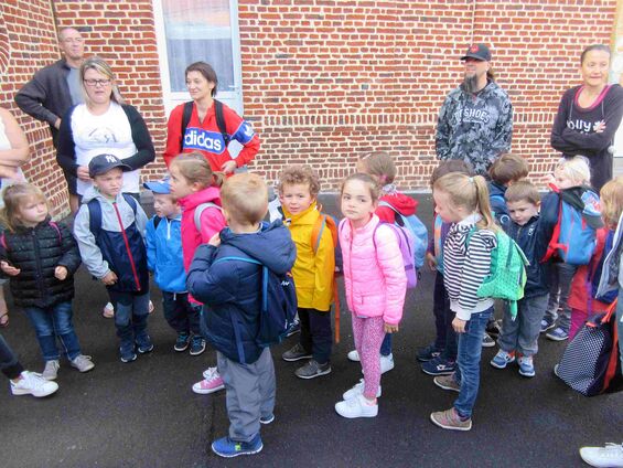 Vendredi 9 juin 2017, départ des élèves de maternelle pour le parc Mosaïc d'Houplin-Anscoine