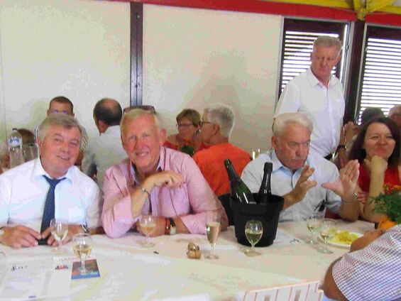 Dimanche 8 juillet 2018, Ducasse à Haynecourt ... Notre député, Guy Bricout et Philippe Macé, Président de l'aéro-club de Niergnies