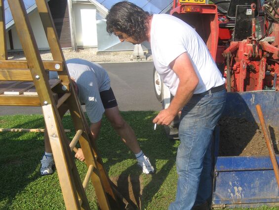 Installation d'une aire de jeux pour les petits à Haynecourt en juillet 2014
