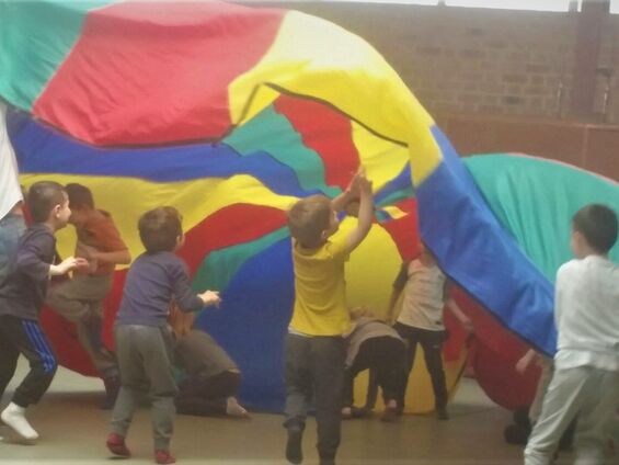 Jeudi 4 avril 2019, Les élèves de maternelle d'Haynecourt au Gymnase Carpentier de Cambrai ... Vive le sport avec l'USEP !