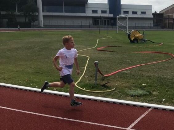 Stade de la liberté de Cambrai, épreuves d’athlétisme le lundi 1er juillet 2019 pour les élèves du R.P.I.