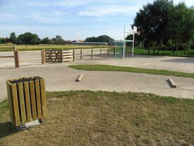 Entrée avec porte battante
