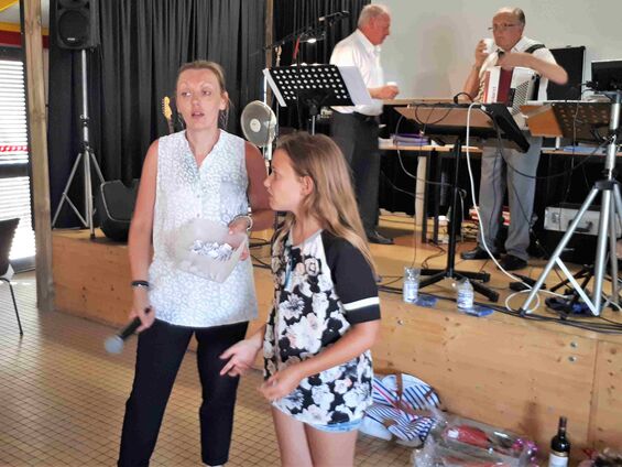 Dimanche 8 juillet 2018, Ducasse à Haynecourt ... Pascale fait le tirage de la tombola