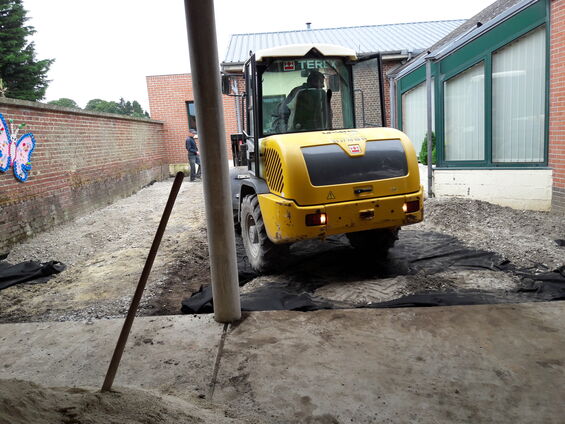 Travaux dans la cour de l'école, Juillet 2016