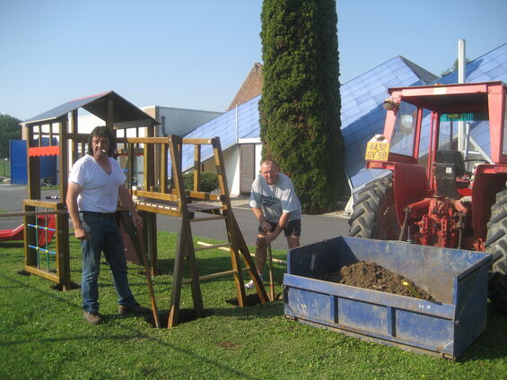 Installation d'une aire de jeux pour les petits à Haynecourt en juillet 2014